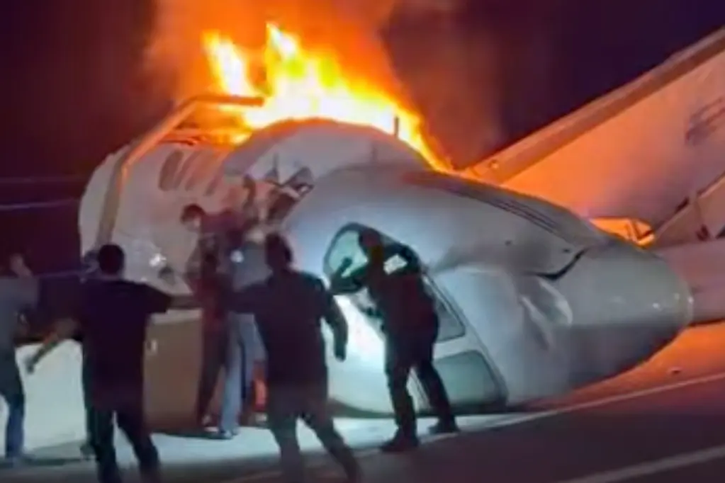 1 Killed When Small Plane Crashes on Texas Highway; People Leave Vehicles to Try to Help