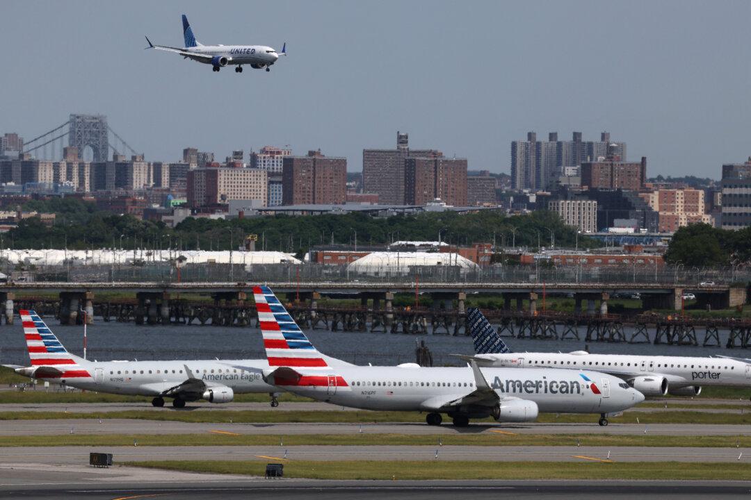 New York LaGuardia Airport to Temporarily Close Runway to Address Pavement Issue