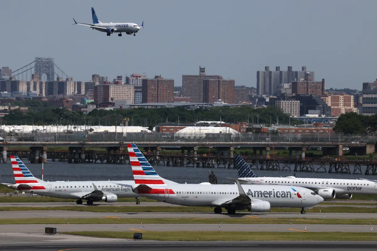 FAA Extends Flight Limits at Busy NY Area Airports