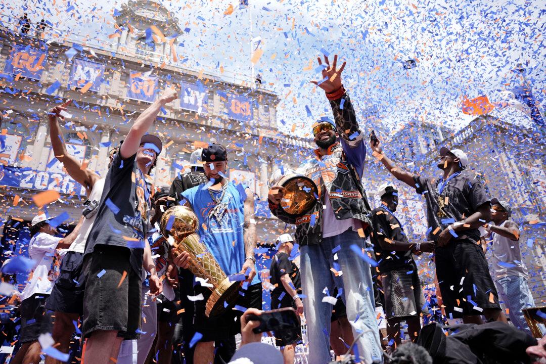 Day in Photos: New York Knicks’ Victory Parade, Malawi Repatriation, and Toky the Lemur