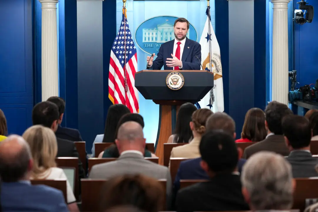 White House Delays Vance’s Trip to Switzerland for Iran Talks