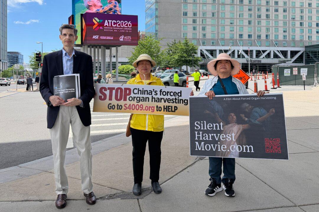 Demonstrators Gather Outside American Transplant Congress Over Evidence of Forced Organ Harvesting in China