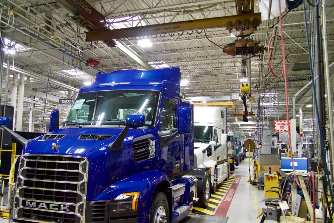 US Manufacturing Eases From 4-Year High in June