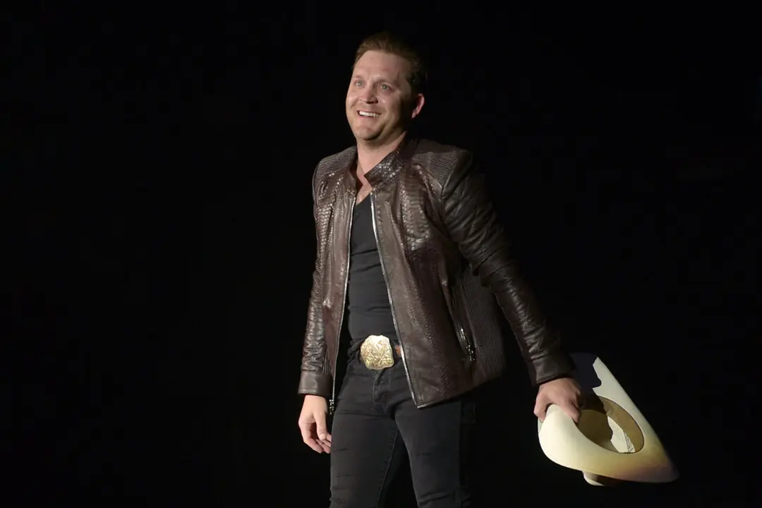 Country Troubadour: Justin Moore Releases ‘Greatest Hits’ Album