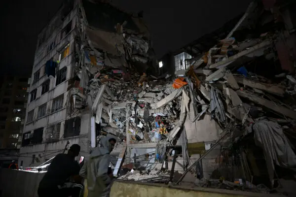 LIVE NOW: Venezuelans Gather at Aid Center After Deadly Earthquakes