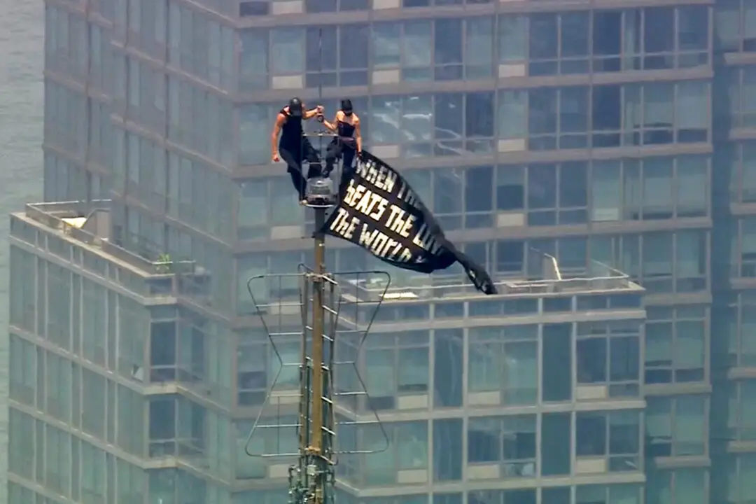 Couple Charged With Felonies for Empire State Building Climb-Turned-Proposal