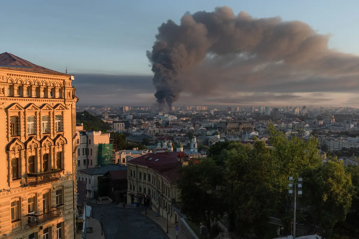 Day in Photos: Kyiv Struck by Missiles, Protests in Albania, Heatwave in the US