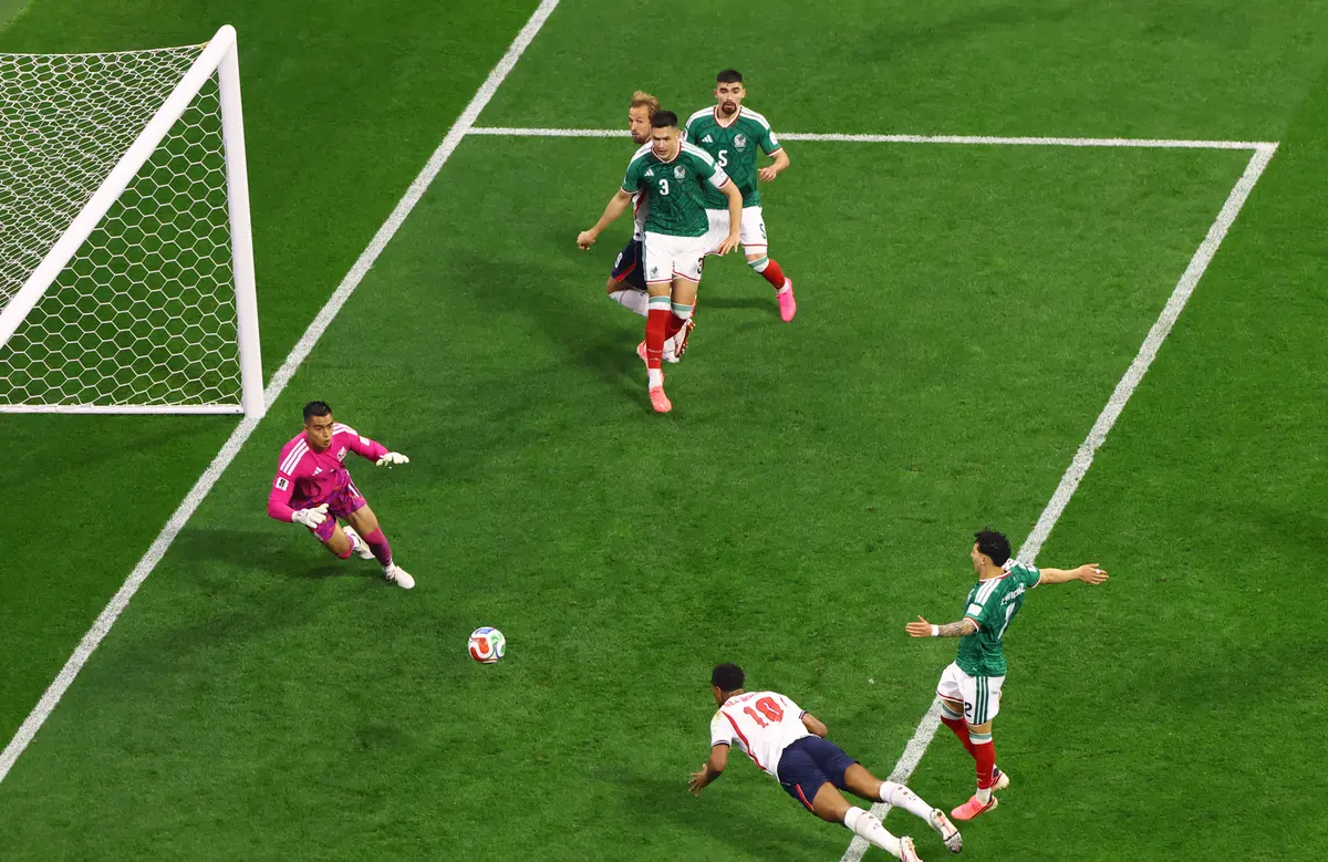 Shorthanded England Edges Mexico 3-2, Advances to Quarterfinals