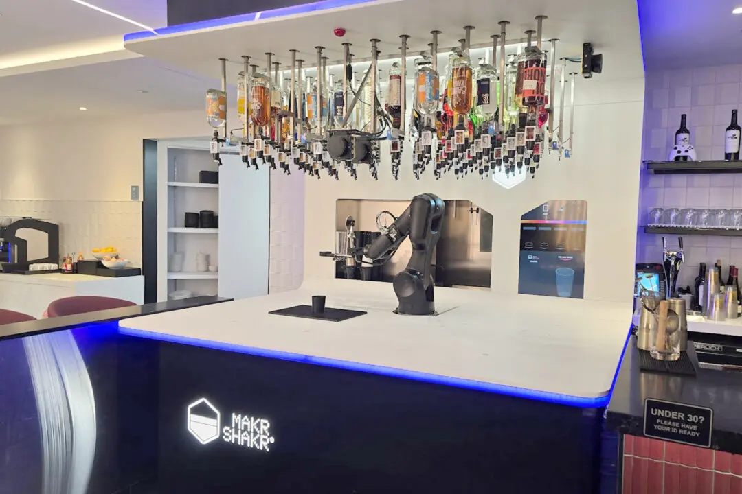 Minneapolis Airport’s New Portal Lounge Has a Robot Bartender. Here’s What It’s Like