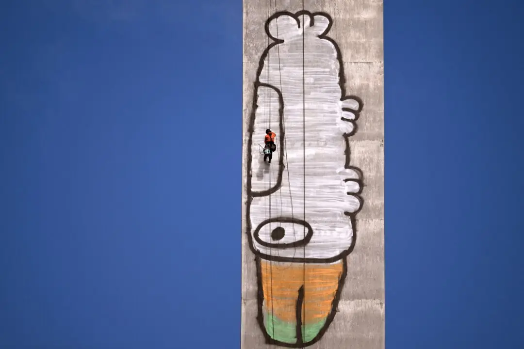 Painters Abseil to Erase Giant ‘Pam the Bird’ Graffiti, Despite 9,500 Signatures to Keep It