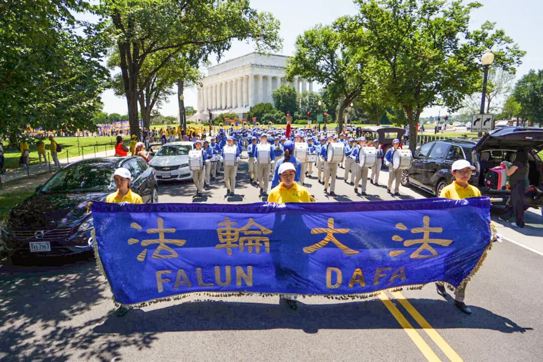 Thousands Rally at Lincoln Memorial Calling for End to Persecution of Falun Gong