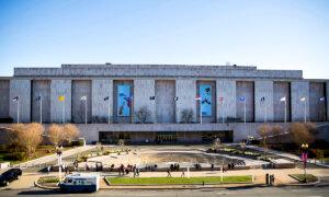 Trump Orders Signs Outside Smithsonian Museum to Warn of Inaccurate Exhibits