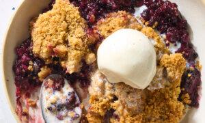 Blackberry Crumble Is the Old-Fashioned Dessert I Bring to Every Gathering