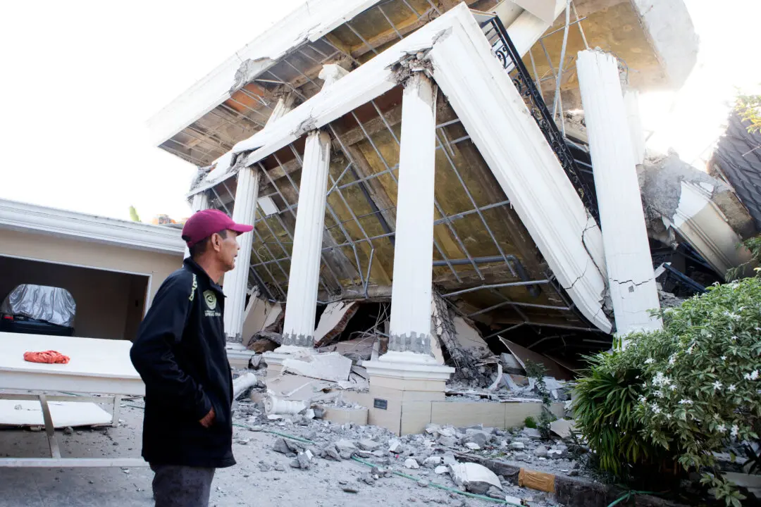 Thousands in Indonesia Await Aid After Quake Kills 68, Overshadowing Independence Day