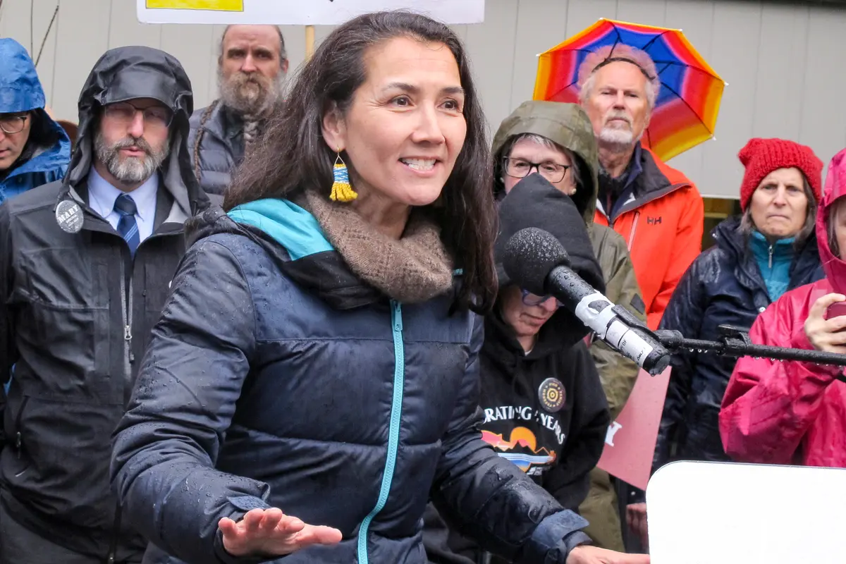 Democrat Peltola, Republican Sullivan Advance to November Race for Alaska’s Senate Seat