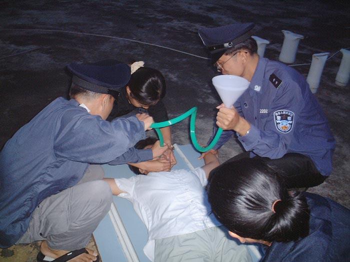 Reenactment of force-feeding. (Courtesy of Minghui.org)