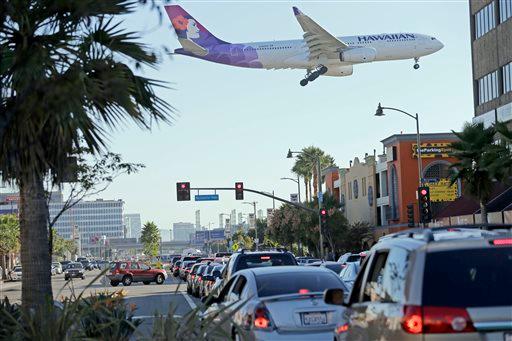 Visitors experience the first QR code unveiled as part of the Qrio Project at Arpoador Beach, Rio de Janeiro, Brazil, on Jan. 25. (Bruno Menezes/Epoch Times)