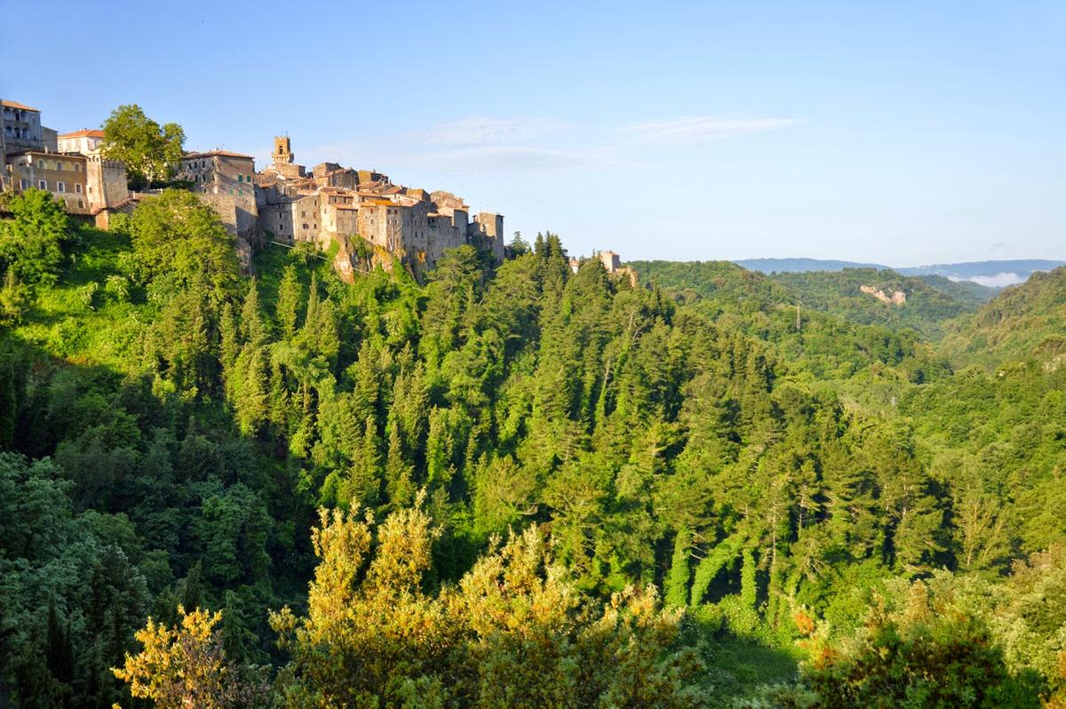 Pitigliano - surroundings. (Tomasz Lisowski, Adventurous Travels)