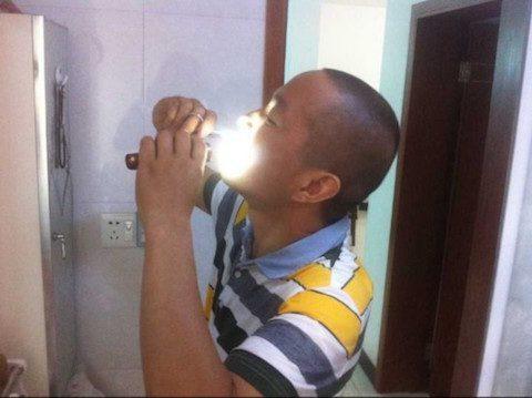 Yu Yifei, a worker from Quzhou City, Zhejiang Province, demonstrates his tumor removal self-operation in an undated photo. (Screen shot/Sohu.com)