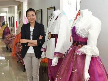 <a href="https://www.theepochtimes.com/assets/uploads/2015/07/1105250321131873_medium.jpg"><img src="https://www.theepochtimes.com/assets/uploads/2015/07/1105250321131873_medium.jpg" alt="MODERN: Lee Hyeon-jeong standing next to a set of modernized hanbok for wedding ceremonies. (Quan Yu/The Epoch Times)" title="MODERN: Lee Hyeon-jeong standing next to a set of modernized hanbok for wedding ceremonies. (Quan Yu/The Epoch Times)" width="320" class="size-medium wp-image-127201"/></a>