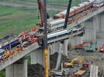 <a href="https://www.theepochtimes.com/assets/uploads/2015/07/119861322_2_medium.jpg"><img class="size-medium wp-image-130040" title="Workers clear wreckage of mangled carriages after a Chinese high-speed train derailed when it was hit from behind by another express late on July 23 in the town of Shuangyu near the city of Wenzhou, in eastern China's Zhejiang Province. (AFP/Getty Images)" src="https://www.theepochtimes.com/assets/uploads/2015/07/119861322_2_medium.jpg" alt="Workers clear wreckage of mangled carriages after a Chinese high-speed train derailed when it was hit from behind by another express late on July 23 in the town of Shuangyu near the city of Wenzhou, in eastern China's Zhejiang Province. (AFP/Getty Images)" width="320"/></a>