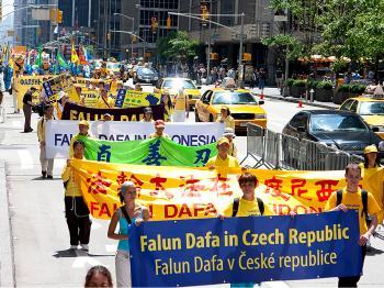 <a href="https://www.theepochtimes.com/assets/uploads/2015/07/1aczechka_medium.jpg"><img src="https://www.theepochtimes.com/assets/uploads/2015/07/1aczechka_medium.jpg" alt="Practitioners from many nations were represented in the parade. (Edward Dai/The Epoch Times)" title="Practitioners from many nations were represented in the parade. (Edward Dai/The Epoch Times)" width="320" class="size-medium wp-image-87101"/></a>