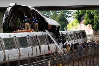 <a href="https://www.theepochtimes.com/assets/uploads/2015/07/1qtrain88628193_medium.jpg"><img src="https://www.theepochtimes.com/assets/uploads/2015/07/1qtrain88628193_medium.jpg" alt="Rescue workers respond to the site of two Metro trains that collided with one another between the Fort Totten and Takoma Park stations June 22, 2009 in Washington, DC. (Win McNamee/Getty Images)" title="Rescue workers respond to the site of two Metro trains that collided with one another between the Fort Totten and Takoma Park stations June 22, 2009 in Washington, DC. (Win McNamee/Getty Images)" width="320" class="size-medium wp-image-87863"/></a>