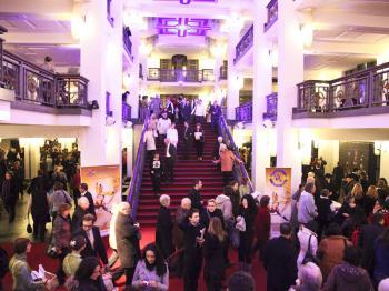 <a href="https://www.theepochtimes.com/assets/uploads/2015/07/20090323_Berlin_Foyer_8_MatthiasKehrein_medium.jpg"><img src="https://www.theepochtimes.com/assets/uploads/2015/07/20090323_Berlin_Foyer_8_MatthiasKehrein_medium.jpg" alt="Audience on its way to see the Shen Yun Performing Arts Show (Matthias Kehrein/The Epoch Times)" title="Audience on its way to see the Shen Yun Performing Arts Show (Matthias Kehrein/The Epoch Times)" width="320" class="size-medium wp-image-83279"/></a>