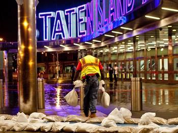 <a href="https://www.theepochtimes.com/assets/uploads/2015/07/20110827-IMG_6968_medium.jpg"><img class="size-medium wp-image-131622" title="A man lays sandbags near the Staten Island Ferry in preparation for Hurricane Irene. (Amal Chen/The Epoch Times)" src="https://www.theepochtimes.com/assets/uploads/2015/07/20110827-IMG_6968_medium.jpg" alt="" width="350" height="262"/></a>