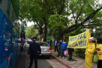 <a href="https://www.theepochtimes.com/assets/uploads/2015/07/8131665Taiwan_medium.jpg"><img class="size-medium wp-image-83815" title="Taiwanese Falun Gong practitioners appeal to World Buddhist Forum participants to help end the persecution of Falun Gong in China. (Jin Youhao/The Epoch Times)" src="https://www.theepochtimes.com/assets/uploads/2015/07/8131665Taiwan_medium.jpg" alt="Taiwanese Falun Gong practitioners appeal to World Buddhist Forum participants to help end the persecution of Falun Gong in China. (Jin Youhao/The Epoch Times)" width="320"/></a>