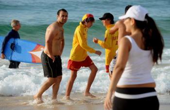 <a href="https://www.theepochtimes.com/assets/uploads/2015/07/97146454_medium.jpg"><img src="https://www.theepochtimes.com/assets/uploads/2015/07/97146454_medium.jpg" alt="Sydney's Bondi Beach surf rescue personnel (yellow-C) advise swimmers to leave the beach after it was declared closed due to a tsunami threat on February 28. (Greg Wood/AFP/Getty Images)" title="Sydney's Bondi Beach surf rescue personnel (yellow-C) advise swimmers to leave the beach after it was declared closed due to a tsunami threat on February 28. (Greg Wood/AFP/Getty Images)" width="320" class="size-medium wp-image-100945"/></a>
