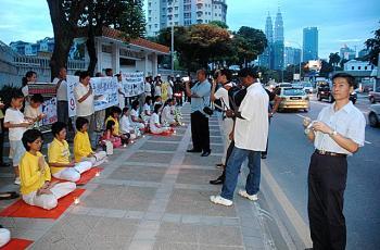 <a href="https://www.theepochtimes.com/assets/uploads/2015/07/9_medium.jpg"><img src="https://www.theepochtimes.com/assets/uploads/2015/07/9_medium.jpg" alt="A Mardi Gras Indian processes on Super Sunday, March 2011. (UNH professor Bill Ross)" title="A Mardi Gras Indian processes on Super Sunday, March 2011. (UNH professor Bill Ross)" width="320" class="size-medium wp-image-132641"/></a>