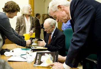 <a href="https://www.theepochtimes.com/assets/uploads/2015/07/BH-Signing-LowRes_medium.jpg"><img src="https://www.theepochtimes.com/assets/uploads/2015/07/BH-Signing-LowRes_medium.jpg" alt="Co-authors David Matas (seated), an international human rights lawyer; and David Kilgour (R), a former cabinet minister and crown prosecutor; signing their new book at the Nov. 16, 2009, book launch of 'Bloody Harvest: The killing of Falun Gong for their organs.' (Samira Bouaou/The Epoch Times)" title="Co-authors David Matas (seated), an international human rights lawyer; and David Kilgour (R), a former cabinet minister and crown prosecutor; signing their new book at the Nov. 16, 2009, book launch of 'Bloody Harvest: The killing of Falun Gong for their organs.' (Samira Bouaou/The Epoch Times)" width="320" class="size-medium wp-image-95303"/></a>