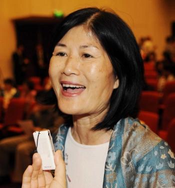 <a href="https://www.theepochtimes.com/assets/uploads/2015/07/Cheng_medium.jpg"><img src="https://www.theepochtimes.com/assets/uploads/2015/07/Cheng_medium.jpg" alt="Cheng Lihhui, Chinese Flower Design Association instructor. (Lian Lih/The Epoch Times)" title="Cheng Lihhui, Chinese Flower Design Association instructor. (Lian Lih/The Epoch Times)" width="320" class="size-medium wp-image-81614"/></a>