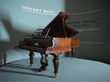 <a href="https://www.theepochtimes.com/assets/uploads/2015/07/Chopinspiano_medium.jpg"><img src="https://www.theepochtimes.com/assets/uploads/2015/07/Chopinspiano_medium.jpg" alt="CHOPIN'S PIANO: A John Broadwood and Sons piano played by Polish musician Frederic Chopin (1810-1849) during four concerts. It is displayed as part of the 'Chopin, the European' exhibition and series of recitals held from March 9-June 6 in honor of the bicentenary of Chopin's birth. (Olivier Laban-Mattei/AFP/Getty Images)" title="CHOPIN'S PIANO: A John Broadwood and Sons piano played by Polish musician Frederic Chopin (1810-1849) during four concerts. It is displayed as part of the 'Chopin, the European' exhibition and series of recitals held from March 9-June 6 in honor of the bicentenary of Chopin's birth. (Olivier Laban-Mattei/AFP/Getty Images)" width="320" class="size-medium wp-image-101787"/></a>