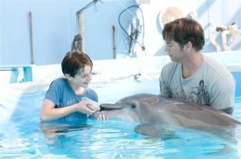 <a href="https://www.theepochtimes.com/assets/uploads/2015/07/Dolphintale3_medium.jpg"><img src="https://www.theepochtimes.com/assets/uploads/2015/07/Dolphintale3_medium.jpg" alt="(L-R) Nathan Gamble, and Harry Connick Jr. aiding the injured dolphin Winter, in the true story 'Dolphin Tale.' (Jon Farmer/Warner Bros. Pictures)" title="(L-R) Nathan Gamble, and Harry Connick Jr. aiding the injured dolphin Winter, in the true story 'Dolphin Tale.' (Jon Farmer/Warner Bros. Pictures)" width="320" class="size-medium wp-image-133137"/></a>