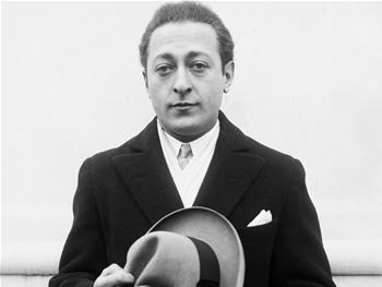 <a href="https://www.theepochtimes.com/assets/uploads/2015/07/Heifetz_LOC_38890u_medium.jpg"><img src="https://www.theepochtimes.com/assets/uploads/2015/07/Heifetz_LOC_38890u_medium.jpg" alt="American music idol of early 20th century, the violinist Jascha Heifetz (circa 1920). (Wikimedia Commons)" title="American music idol of early 20th century, the violinist Jascha Heifetz (circa 1920). (Wikimedia Commons)" width="320" class="size-medium wp-image-98902"/></a>