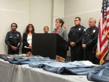 <a href="https://www.theepochtimes.com/assets/uploads/2015/07/ICE-LAPD_medium.jpg"><img src="https://www.theepochtimes.com/assets/uploads/2015/07/ICE-LAPD_medium.jpg" alt="Press conference displaying seized goods. (The Epoch Times)" title="Press conference displaying seized goods. (The Epoch Times)" width="320" class="size-medium wp-image-111144"/></a>