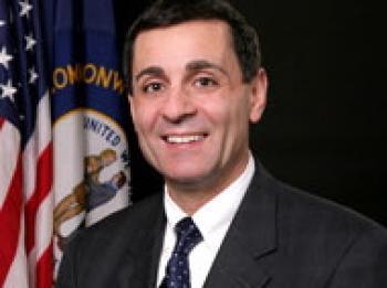 <a href="https://www.theepochtimes.com/assets/uploads/2015/07/LtGovOfficialPhotoWeb_medium.jpg"><img src="https://www.theepochtimes.com/assets/uploads/2015/07/LtGovOfficialPhotoWeb_medium.jpg" alt="Lieutenant Governor Daniel Mongiardo of Kentucky." title="Lieutenant Governor Daniel Mongiardo of Kentucky." width="320" class="size-medium wp-image-120214"/></a>