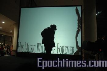 <a href="https://www.theepochtimes.com/assets/uploads/2015/07/MJ0_medium.jpg"><img src="https://www.theepochtimes.com/assets/uploads/2015/07/MJ0_medium.jpg" alt="Fan imitates Michael Jackson‘s dance move. (The Epoch Times)" title="Fan imitates Michael Jackson‘s dance move. (The Epoch Times)" width="320" class="size-medium wp-image-88444"/></a>