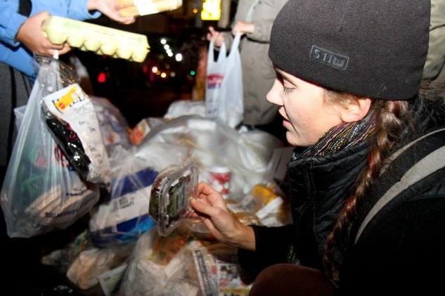 <a href="https://www.theepochtimes.com/assets/uploads/2015/07/MacIsaac_112111_Dumpster-Diving-3.jpg"><img class="size-large wp-image-148196" title="MacIsaac_112111_Dumpster-Diving-3" src="https://www.theepochtimes.com/assets/uploads/2015/07/MacIsaac_112111_Dumpster-Diving-3.jpg" alt="" width="590" height="392"/></a>