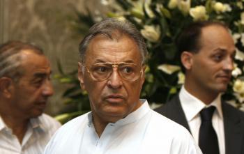 <a href="https://www.theepochtimes.com/assets/uploads/2015/07/Mehti_medium.jpg"><img src="https://www.theepochtimes.com/assets/uploads/2015/07/Mehti_medium.jpg" alt="Indian conductor Zubin Mehta (C) arrives in India this past weekend as part of a series of concerts to celebrate the birth centenary of his father, Mehli Mehta, who did much to put Western classical music on the map in India. (Sajjad Hussain/AFP/Getty Images)" title="Indian conductor Zubin Mehta (C) arrives in India this past weekend as part of a series of concerts to celebrate the birth centenary of his father, Mehli Mehta, who did much to put Western classical music on the map in India. (Sajjad Hussain/AFP/Getty Images)" width="320" class="size-medium wp-image-75088"/></a>