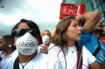 <a href="https://www.theepochtimes.com/assets/uploads/2015/07/Resize_of_Venezuela-RCTV-96243601_medium.jpg"><img src="https://www.theepochtimes.com/assets/uploads/2015/07/Resize_of_Venezuela-RCTV-96243601_medium.jpg" alt="Students protest in Caracas against the licence suspension of six TV stations on Jan. 28. Venezuela on Jan. 27 allowed three of six yanked from the air over the weekend to resume broadcasting, but Momentum, America TV, and opposition network RCTV remained closed for refusing to air speeches by President Hugo Chavez as required by a law passed last December. (Juan Barreto/AFP/Getty Images)" title="Students protest in Caracas against the licence suspension of six TV stations on Jan. 28. Venezuela on Jan. 27 allowed three of six yanked from the air over the weekend to resume broadcasting, but Momentum, America TV, and opposition network RCTV remained closed for refusing to air speeches by President Hugo Chavez as required by a law passed last December. (Juan Barreto/AFP/Getty Images)" width="320" class="size-medium wp-image-99579"/></a>