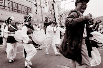 <a href="https://www.theepochtimes.com/assets/uploads/2015/07/SOUTH-KOREA-WEB_medium.jpg"><img src="https://www.theepochtimes.com/assets/uploads/2015/07/SOUTH-KOREA-WEB_medium.jpg" alt="On Jan 16, citizens of Busan, South Korea stood outside in the coldest weather Busan had in 96 years protesting the Chinese Embassy's attempt to interfere with the U.S based Shen Yun Performing Arts tour in South Korea. (Sound of Hope Radio)" title="On Jan 16, citizens of Busan, South Korea stood outside in the coldest weather Busan had in 96 years protesting the Chinese Embassy's attempt to interfere with the U.S based Shen Yun Performing Arts tour in South Korea. (Sound of Hope Radio)" width="320" class="size-medium wp-image-119164"/></a>