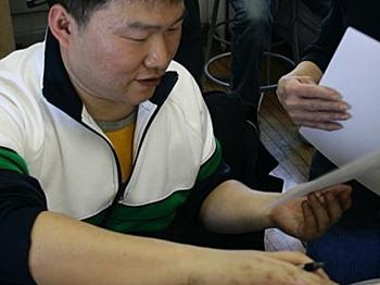 <a href="https://www.theepochtimes.com/assets/uploads/2015/07/dx_medium.jpg"><img src="https://www.theepochtimes.com/assets/uploads/2015/07/dx_medium.jpg" alt="RIGHTEOUS DRAWING: Comic Book artist Guo Jingxiong gives a demonstration to students at Carnegie Mellon University. (Vivian Song/The Epoch Times)" title="RIGHTEOUS DRAWING: Comic Book artist Guo Jingxiong gives a demonstration to students at Carnegie Mellon University. (Vivian Song/The Epoch Times)" width="320" class="size-medium wp-image-84424"/></a>