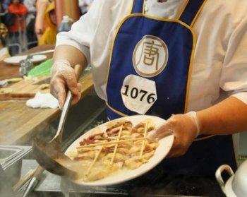 <a href="https://www.theepochtimes.com/assets/uploads/2015/07/francechef_medium.jpg"><img src="https://www.theepochtimes.com/assets/uploads/2015/07/francechef_medium.jpg" alt="FROM FRANCE: Wing-Kuen Wong, a master chef from France, prepares his self-selected dish 'Jinhua Jade Tree Duck,' a dish made of Jinhua ham, a dry-cured ham produced in the city of Jinhua in Zhejiang Province, duck, mushrooms, and Chinese broccoli. (Edward Dai/The Epoch Times)" title="FROM FRANCE: Wing-Kuen Wong, a master chef from France, prepares his self-selected dish 'Jinhua Jade Tree Duck,' a dish made of Jinhua ham, a dry-cured ham produced in the city of Jinhua in Zhejiang Province, duck, mushrooms, and Chinese broccoli. (Edward Dai/The Epoch Times)" width="320" class="size-medium wp-image-113564"/></a>