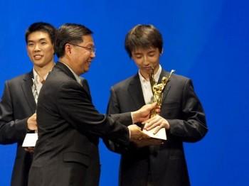 <a href="https://www.theepochtimes.com/assets/uploads/2015/07/goldenWtrophy_medium.jpg"><img src="https://www.theepochtimes.com/assets/uploads/2015/07/goldenWtrophy_medium.jpg" alt="Golden Li was the first place winner of the Adult Male division of NTDTV's International Classical Chinese Dance Competition. (Edward Dai/ The Epoch Times)" title="Golden Li was the first place winner of the Adult Male division of NTDTV's International Classical Chinese Dance Competition. (Edward Dai/ The Epoch Times)" width="320" class="size-medium wp-image-87811"/></a>