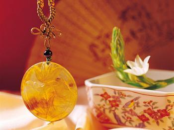 <a href="https://www.theepochtimes.com/assets/uploads/2015/07/hanging_knot_medium.jpg"><img src="https://www.theepochtimes.com/assets/uploads/2015/07/hanging_knot_medium.jpg" alt="Knots such as these are rooted in ancient Chinese techniques, and show at once excellent artistry and traditional culture.  (The Epoch Times)" title="Knots such as these are rooted in ancient Chinese techniques, and show at once excellent artistry and traditional culture.  (The Epoch Times)" width="320" class="size-medium wp-image-76199"/></a>