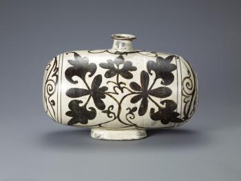 <a href="https://www.theepochtimes.com/assets/uploads/2015/07/k1_medium.jpg"><img src="https://www.theepochtimes.com/assets/uploads/2015/07/k1_medium.jpg" alt="This signature piece is one of the six items designated as a treasure by the South Korean government. The exhibit 'Poetry in Clay' will open at the Metropolitan Museum of Art on Thursday, April 7. (Courtesy of Leeum Samsung Museum of Art)" title="This signature piece is one of the six items designated as a treasure by the South Korean government. The exhibit 'Poetry in Clay' will open at the Metropolitan Museum of Art on Thursday, April 7. (Courtesy of Leeum Samsung Museum of Art)" width="320" class="size-medium wp-image-123634"/></a>