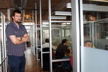 <a href="https://www.theepochtimes.com/assets/uploads/2015/07/miguel_medium.jpg"><img src="https://www.theepochtimes.com/assets/uploads/2015/07/miguel_medium.jpg" alt="Miguel McKelvey, co-founder and president of Green Desk, checking out the hard workers. (Charlotte Cuthbertson/The Epoch Times)" title="Miguel McKelvey, co-founder and president of Green Desk, checking out the hard workers. (Charlotte Cuthbertson/The Epoch Times)" width="320" class="size-medium wp-image-85590"/></a>